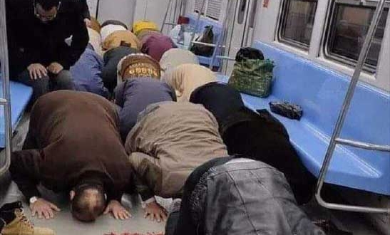 صلاة الجماعة في المترو
